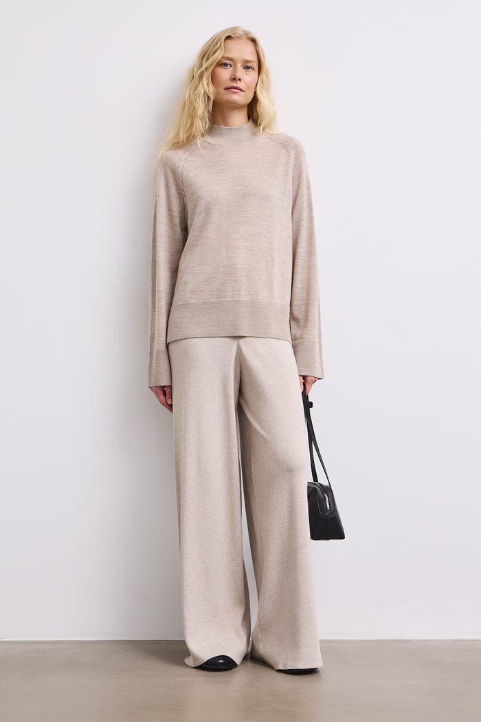 Medicine Sweter damski z wełny merino beżowy RW26-SWD624