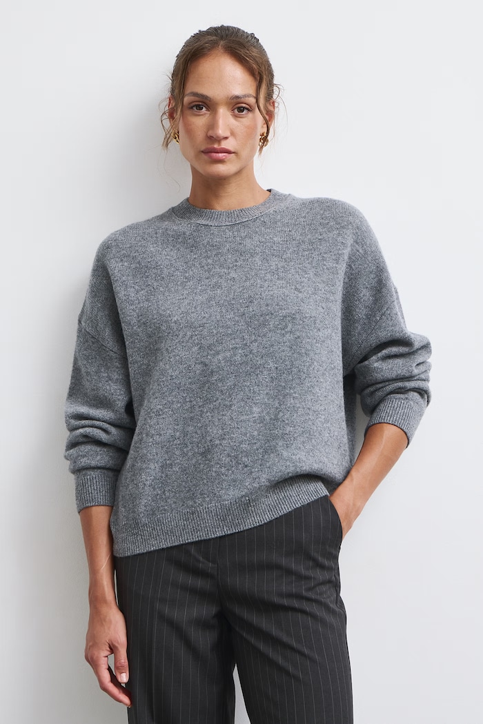 Medicine Sweter damski z wełny merino szary RW26-SWD821