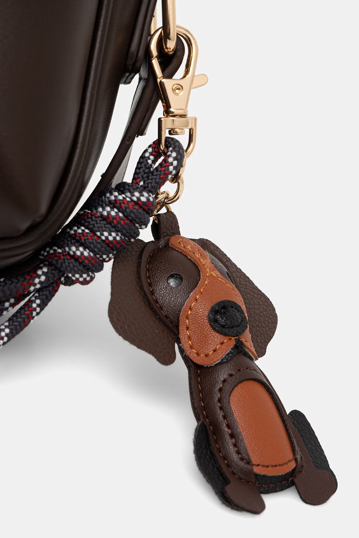Torebka crossbody damska z imitacji skóry z brelokiem RW26-TOD403 brązowy