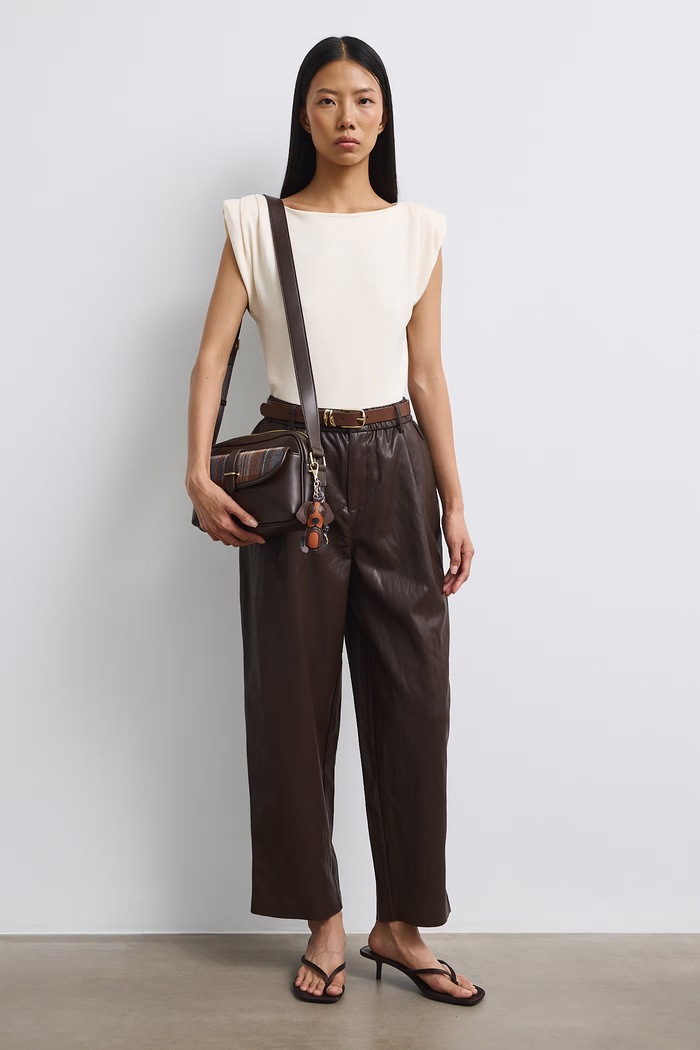 Torebka crossbody damska z imitacji skóry z brelokiem RW26-TOD403
