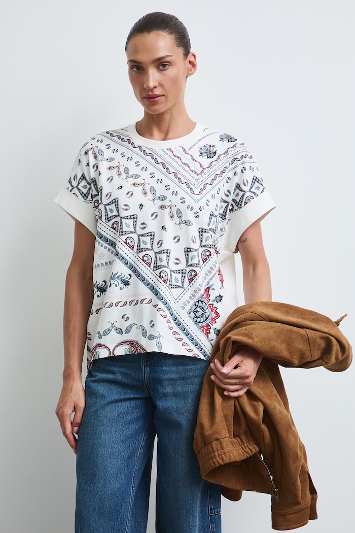 T-shirt damski bawełniany ze wzorem paisley beżowy RW26-TSD302