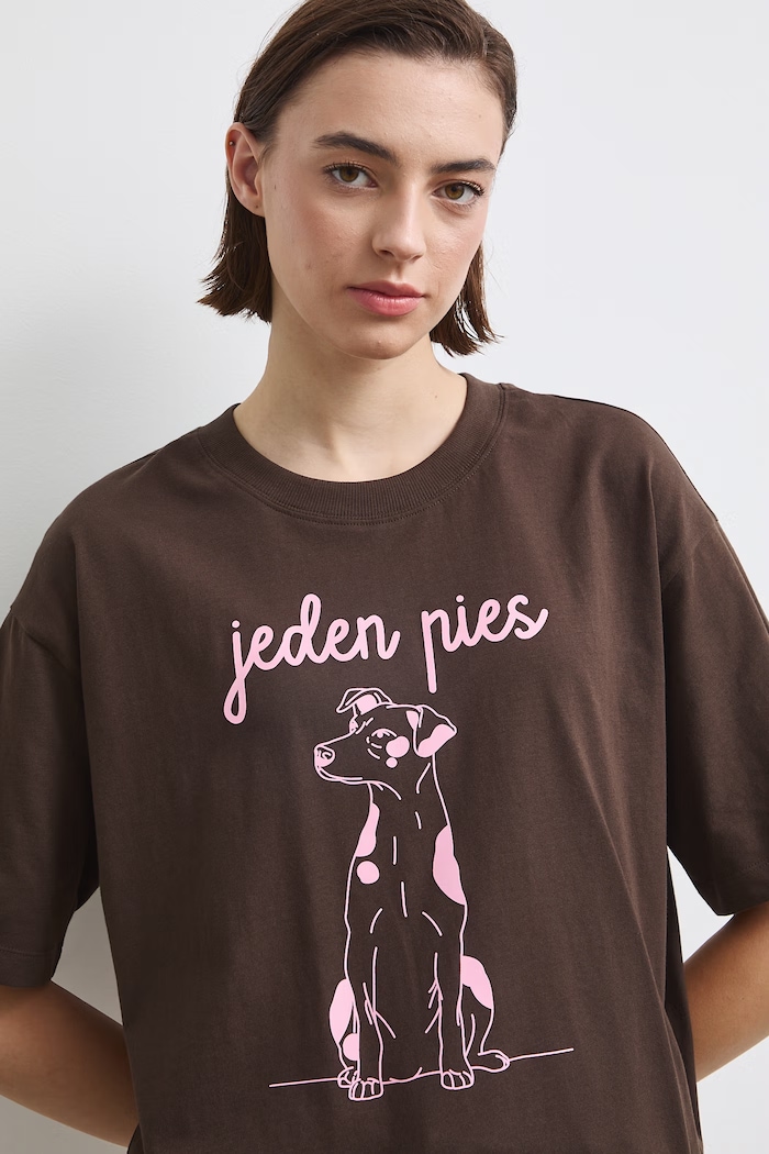 T-shirt damski bawełniany z kolekcji Adela Madej x Medicine brązowy RW26-TSD408