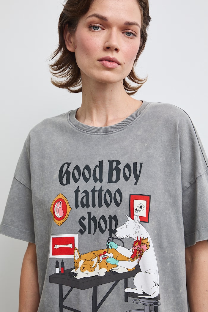 T-shirt damski bawełniany z kolekcji Adela Madej x Medicine szary RW26-TSD409