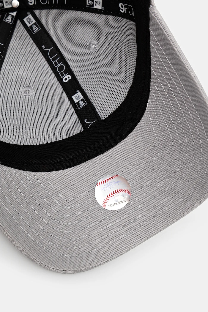 New Era - Čiapka League Yankees LEAGUE ESSENTIAL 9FORTY® sivá 10531940.940.LEAGUE.BA