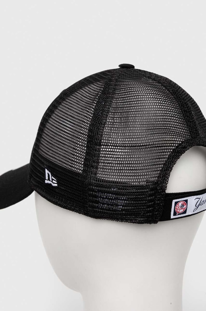 Dodatki New Era kapa s šiltom HOMEFIELD 9FORTY® TRUCKER 60358155.BLKWHI črna