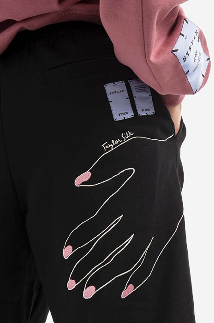 MCQ spodnie dresowe bawełniane Handsy czarny 624628RSJ741000