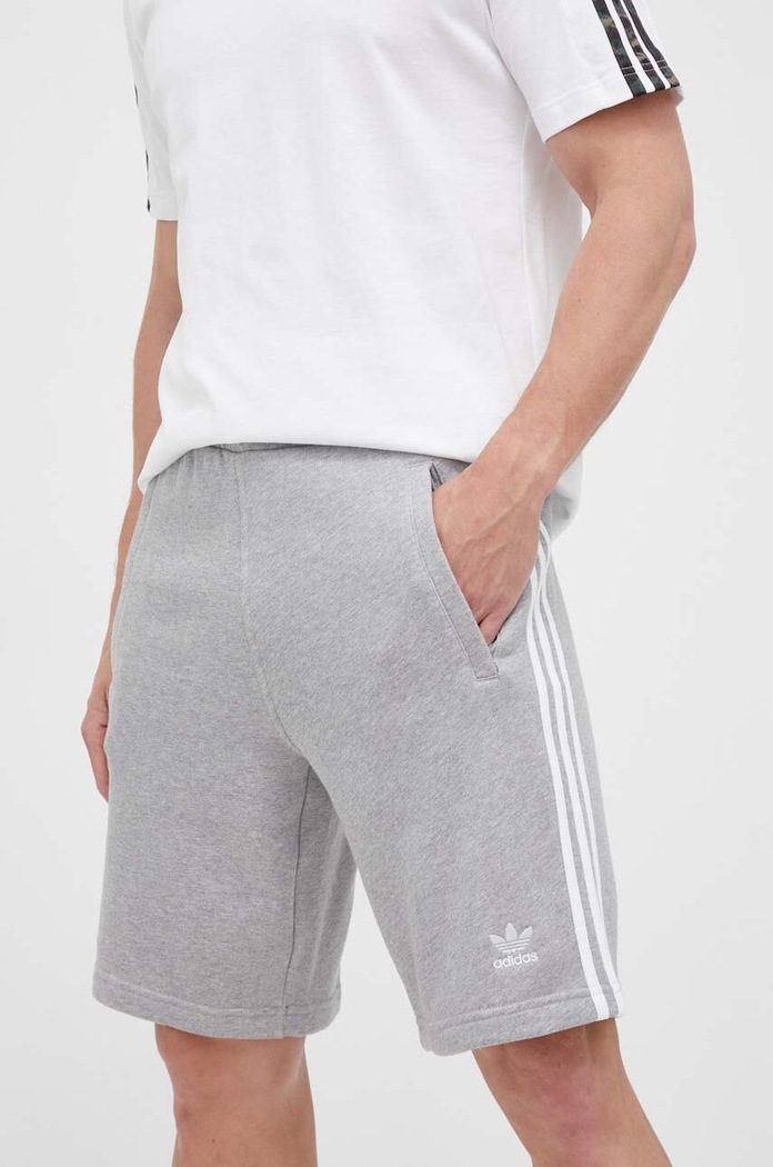 Βαμβακερό σορτσάκι adidas Originals λεπτό μοτίβο γκρί IA6354