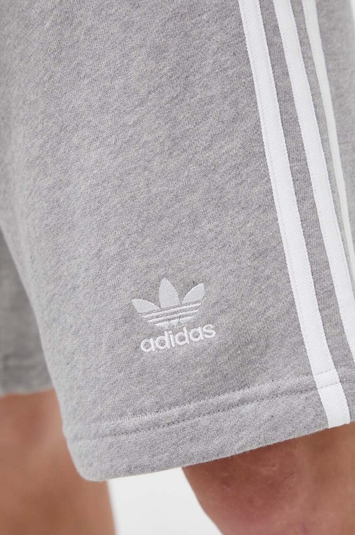 Βαμβακερό σορτσάκι adidas Originals γκρί IA6354