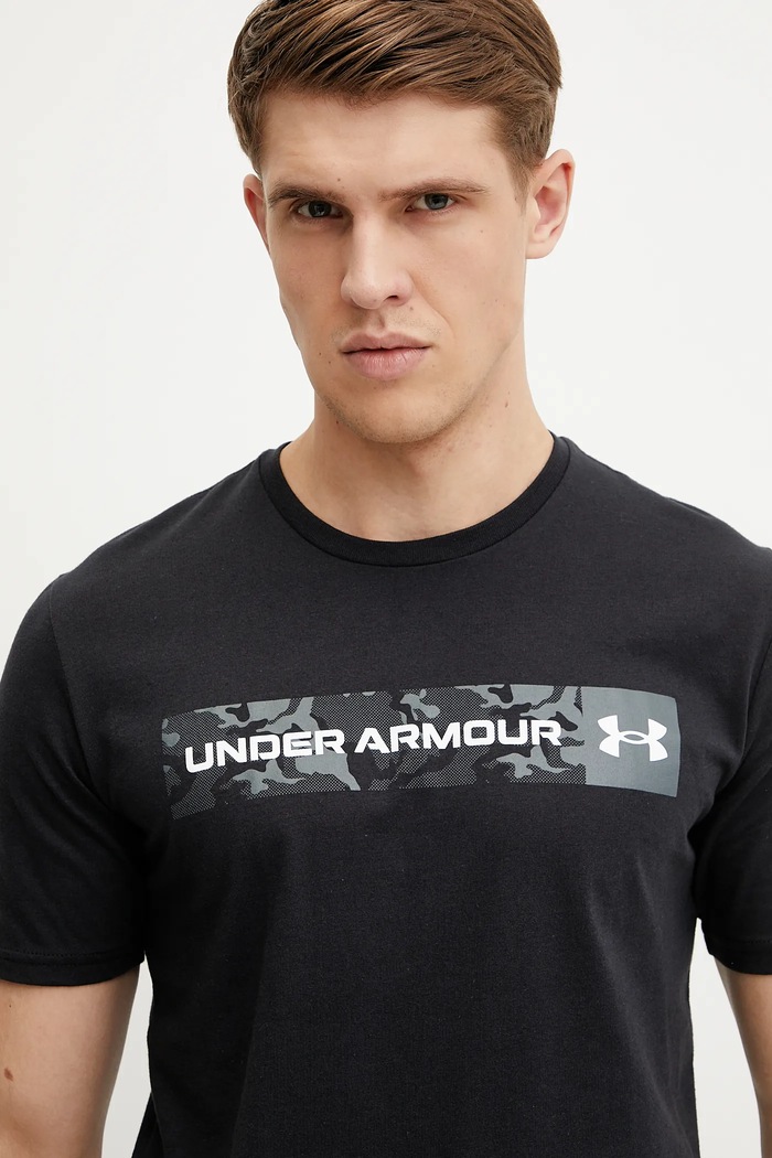 Under Armour T-shirt męski z bawełną CAMO CHEST czarny 1376830