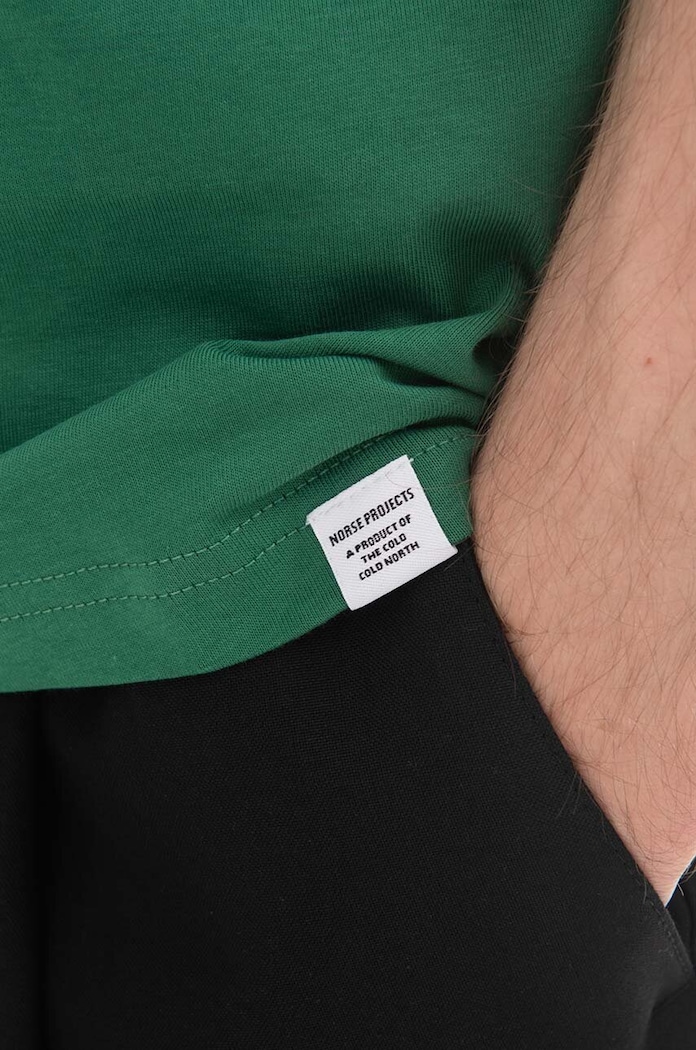 Bavlněné tričko Norse Projects Niels Standard zelená N01.0559.8082