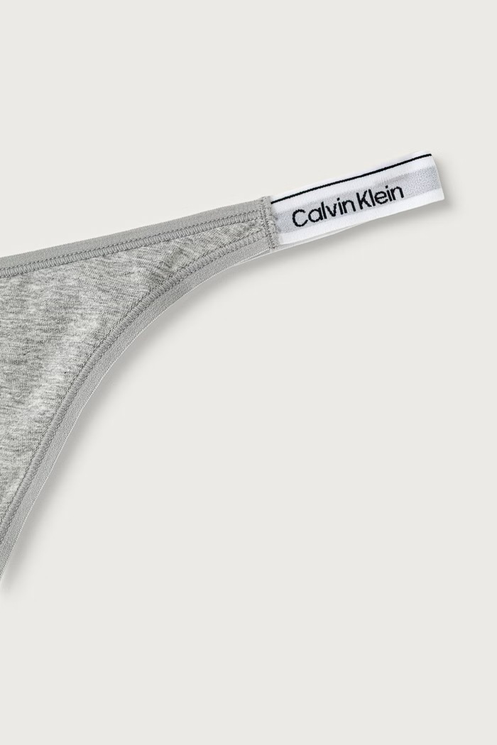 Odzież Calvin Klein Underwear Stringi damskie bawełniane z elastanem 000QD5157E szary