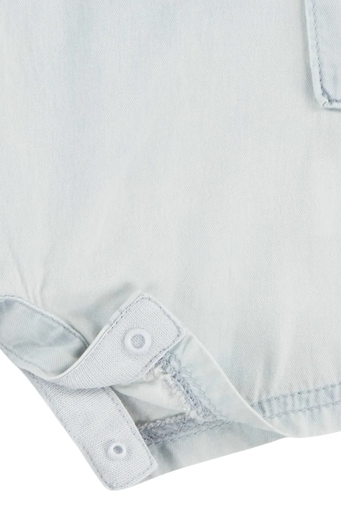 Бебешки памучен къс гащеризон Levi's LVB DENIM ROMPER & BUCKET HAT син 6EK229