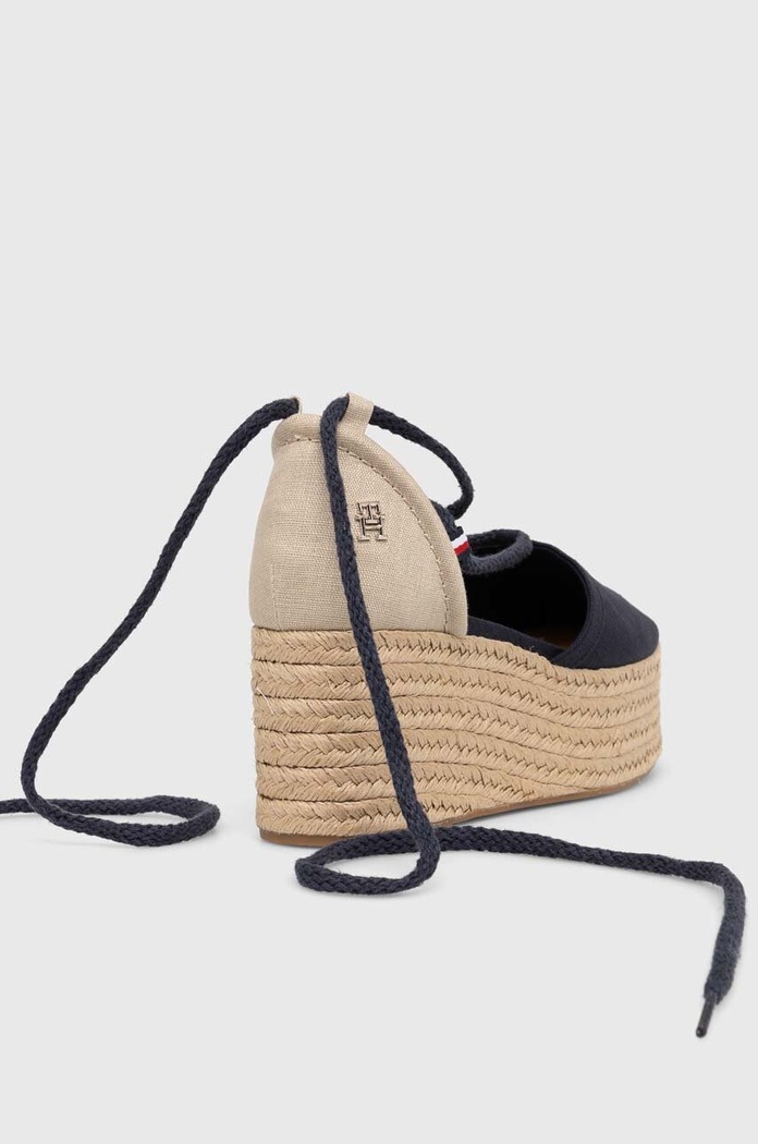Espadrilky Tommy Hilfiger CLOSED TOE LINEN FLATFORM FW0FW07746 námořnická modř SS24