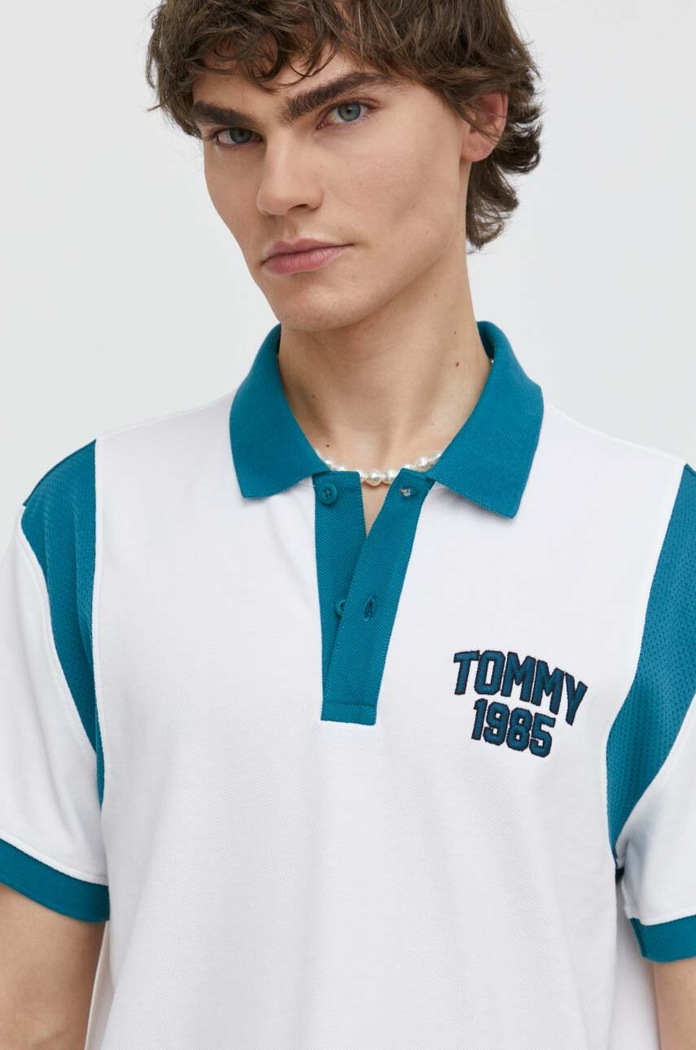 Βαμβακερό μπλουζάκι πόλο Tommy Jeans εμπριμέ λευκό DM0DM18919