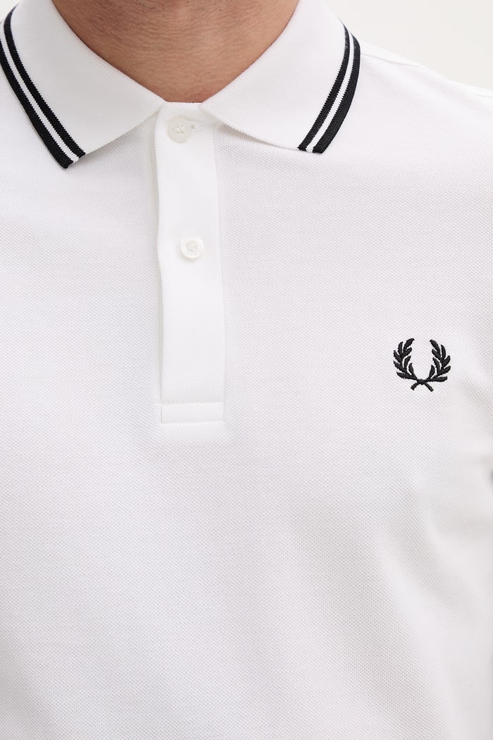 Памучна тениска с яка Fred Perry Twin Tipped Shirt M3600.200 бял
