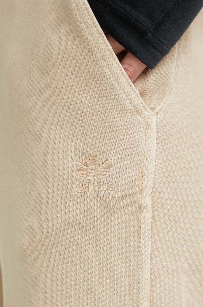 Βαμβακερό παντελόνι adidas Originals Essentials+ μπεζ IR6017