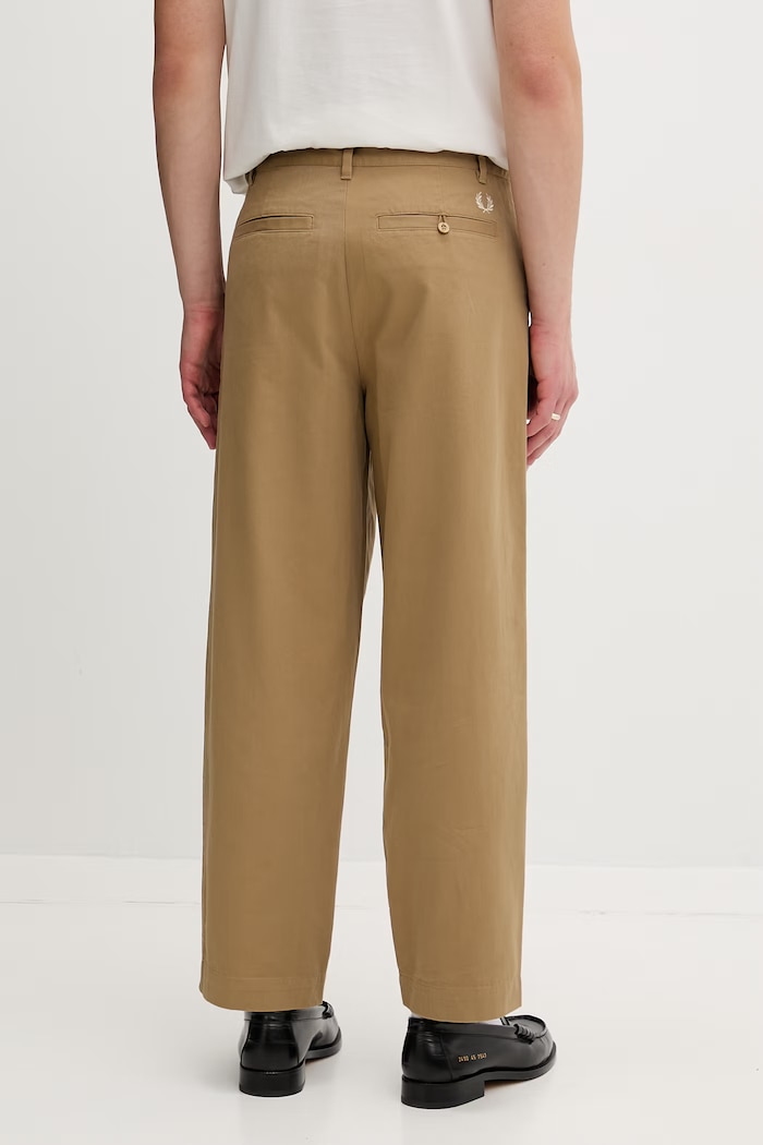 Odzież Fred Perry spodnie bawełniane Straight Leg Twill Trouser T6530.363 beżowy