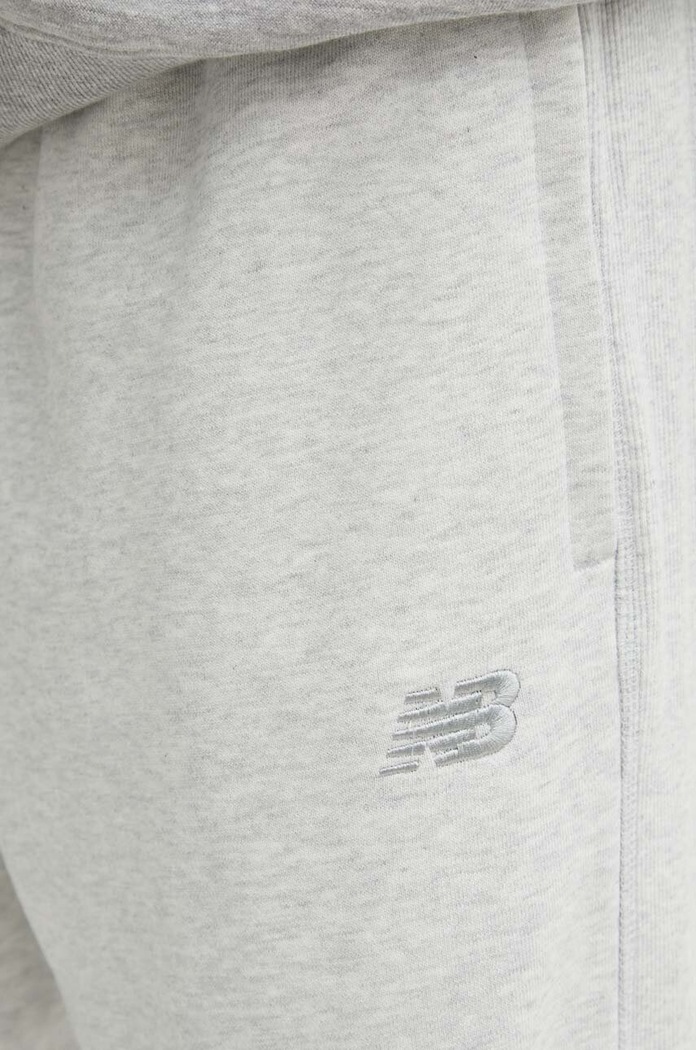 Βαμβακερό παντελόνι New Balance γκρί MP41508AHH
