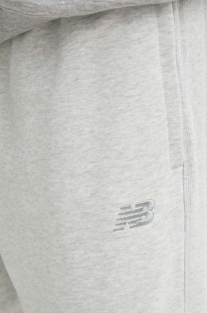 Βαμβακερό παντελόνι New Balance γκρί MP41508AHH