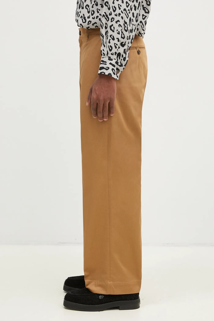 Bavlněné kalhoty Maison Kitsuné Relaxed Chino MM01106WW0078 béžová AW24