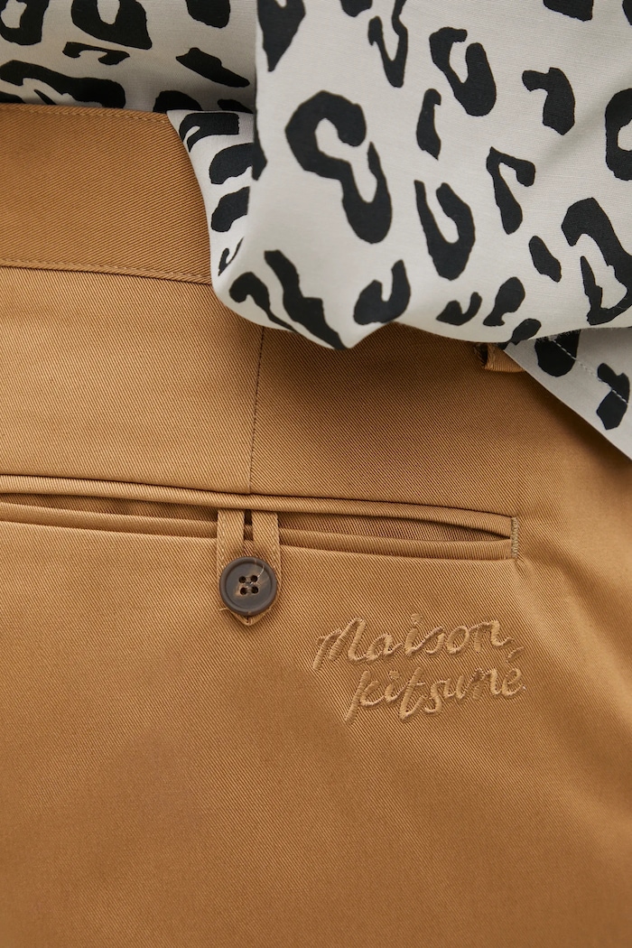 Bavlněné kalhoty Maison Kitsuné Relaxed Chino béžová MM01106WW0078