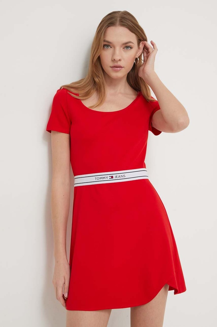 Рокля Tommy Jeans еластичен червен DW0DW17924