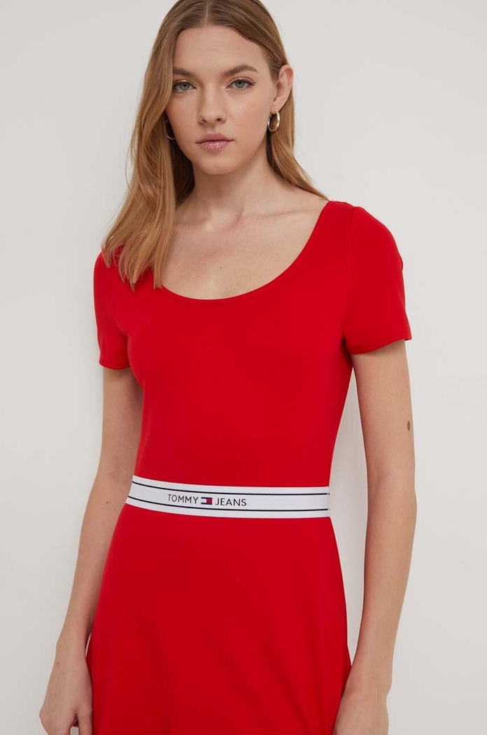 Рокля Tommy Jeans червен DW0DW17924