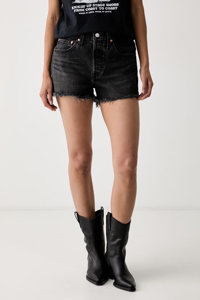 Levi's къс панталон дамски от деним 501® ORIGINAL черен 56327