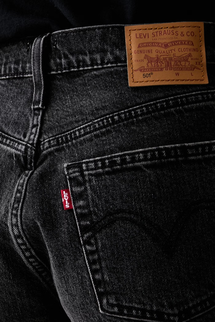 Levi's къс панталон дамски от деним 501® ORIGINAL черен 56327