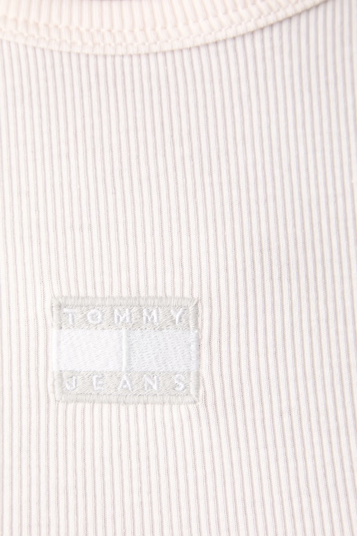 T-shirt damski bawełniany z elastanem Tommy Jeans beżowy DW0DW17881