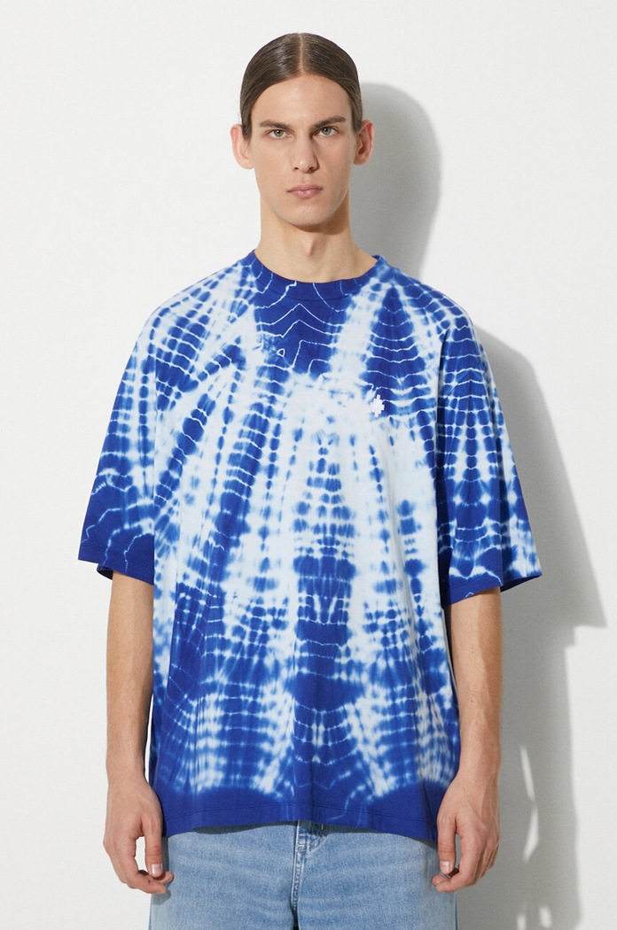 Marcelo Burlon Bavlněné tričko Marcelo Burlon Aop Soundwaves Over modrá CMAA054S24JER0044501