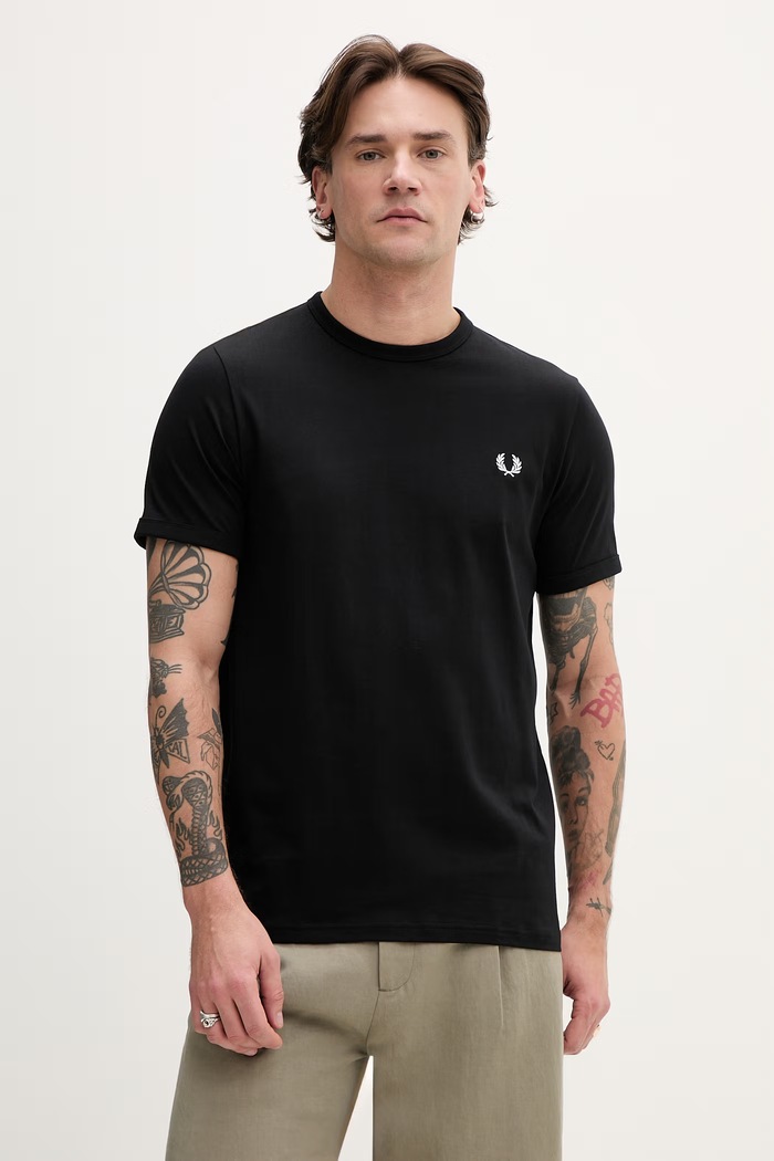 Bavlněné tričko Fred Perry Ringer T-Shirt nášivka černá M3519.102