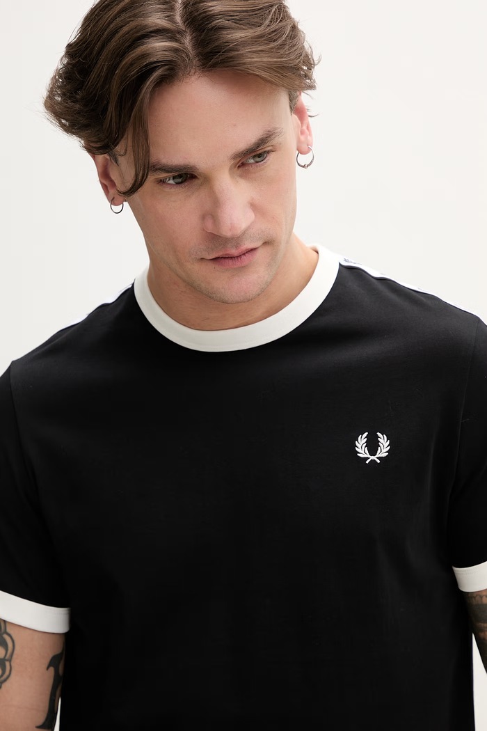 Fred Perry t-shirt in cotone Taped Ringer nero M4620.102