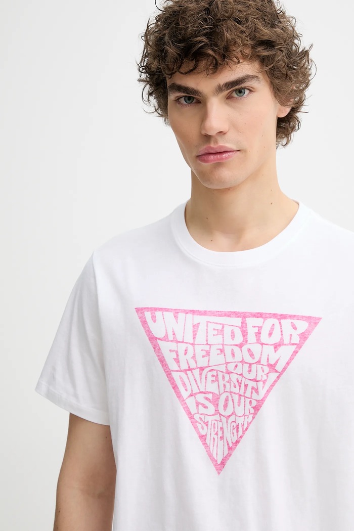 Памучна тениска Levi's Pride бежов 24671