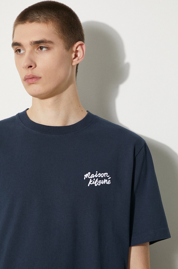 Хлопковая футболка Maison Kitsuné Handwriting Comfort Tee Shirt MM00126KJ0118 тёмно-синий