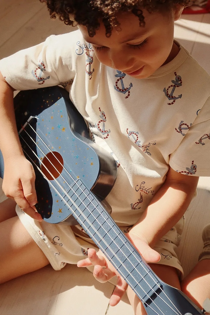 Konges Sløjd Hračka pro děti Konges Sløjd UKULELE FSC námořnická modř KS103052