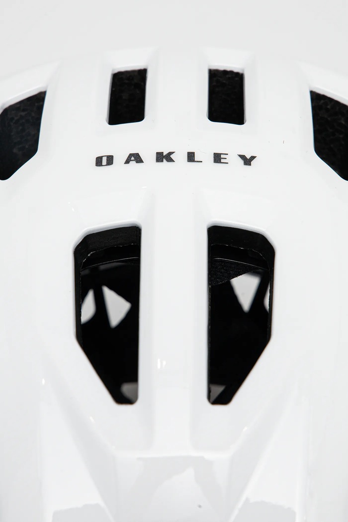 Oakley kolesarska čelada moška ARO3 Endurance FOS901301 bela