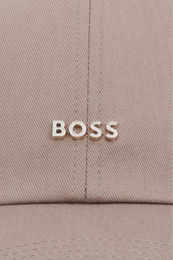 BOSS čiapka so šiltom dámska bavlnená Ari-ME 50533367 hnedá SS26
