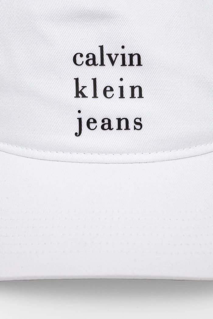 Памучна шапка с козирка Calvin Klein Jeans LV04G5036G бял SS25