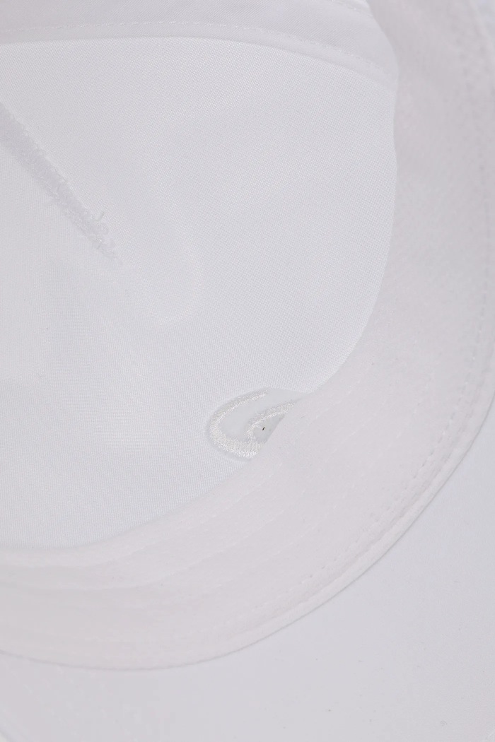 Šiltovka Asics biela 3013B095
