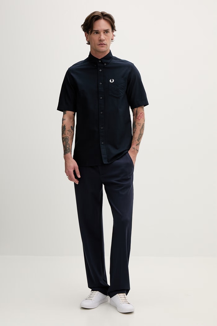 Bombažna srajca Fred Perry M8730.608 mornarsko modra SS26