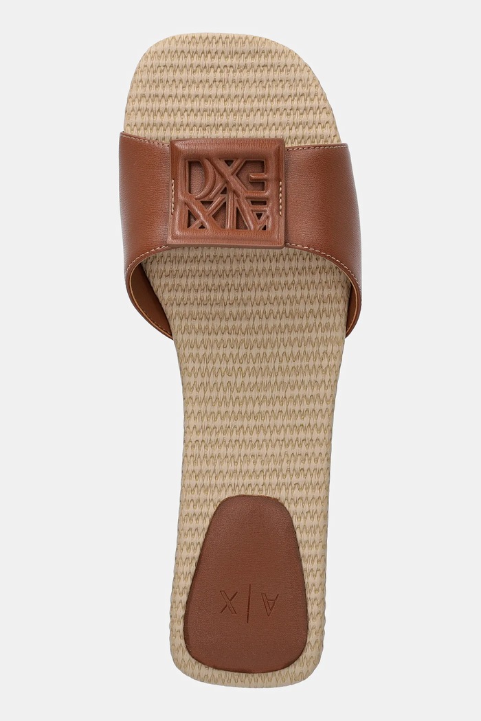 Pantofle Armani Exchange hnědá XDP055.XV921.01816