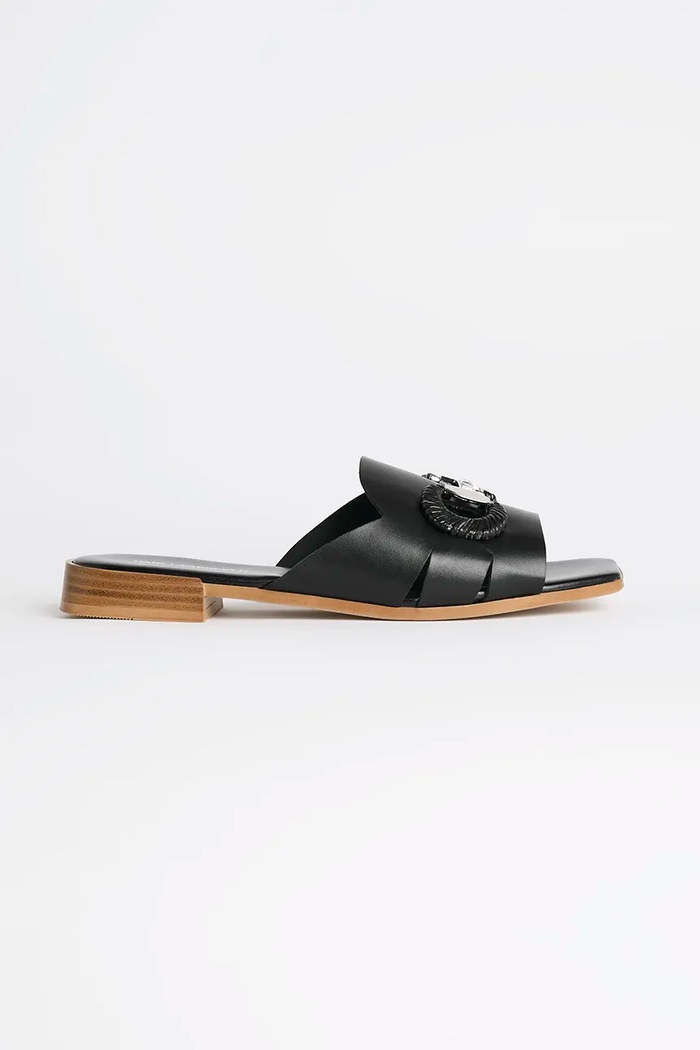 Karl Lagerfeld klapki skórzane PETALO BROOCH SLIDE płaski czarny KL80725.000