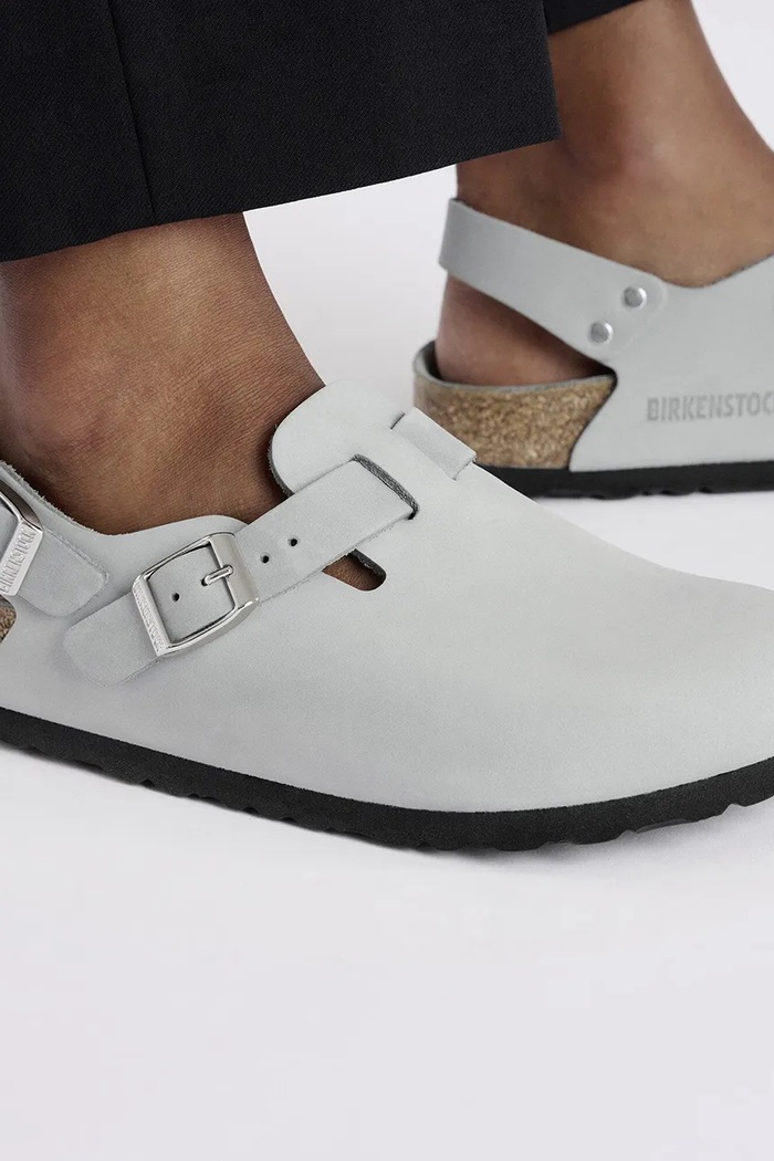 Birkenstock босоніжки на пласкому підборі жіночі нубукові 1029429
