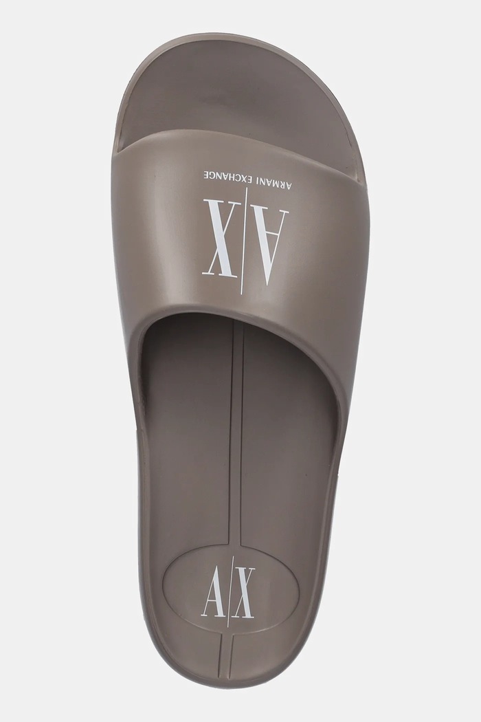 Armani Exchange klapki brązowy XUP012.XV675.U670