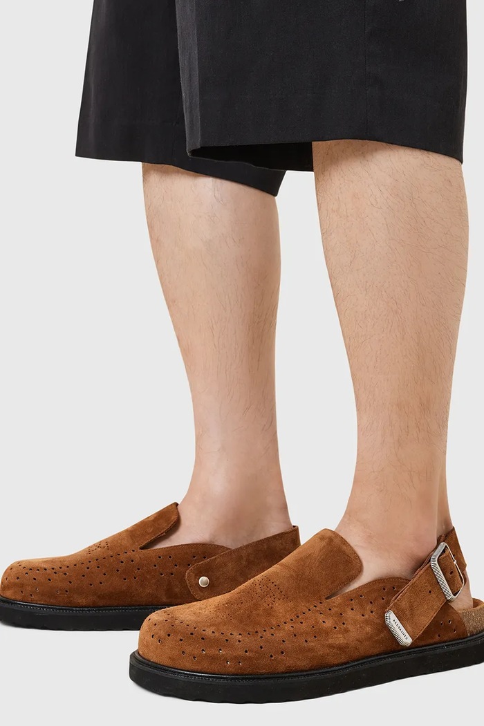 AllSaints Klapki zamszowe Randal Mule M003FC.TAN