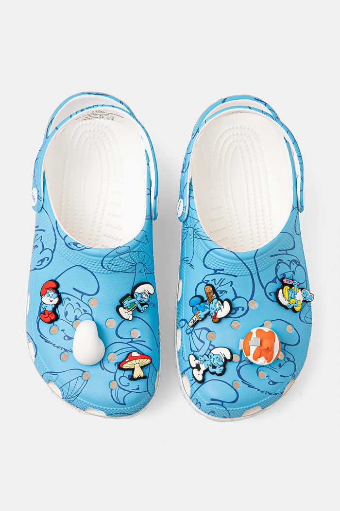 Crocs klapki Classic Smurfs Clog niebieski 210820.90H