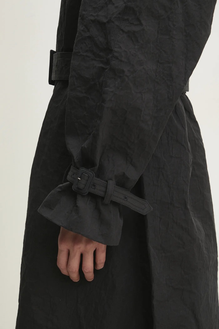 Trenčkot VETEMENTS Metalized Wrinkled Trenchcoat UA66CO100B