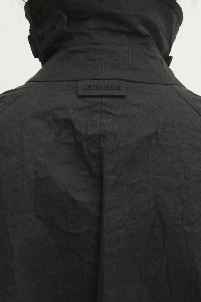 Trenčkot VETEMENTS Metalized Wrinkled Trenchcoat UA66CO100B