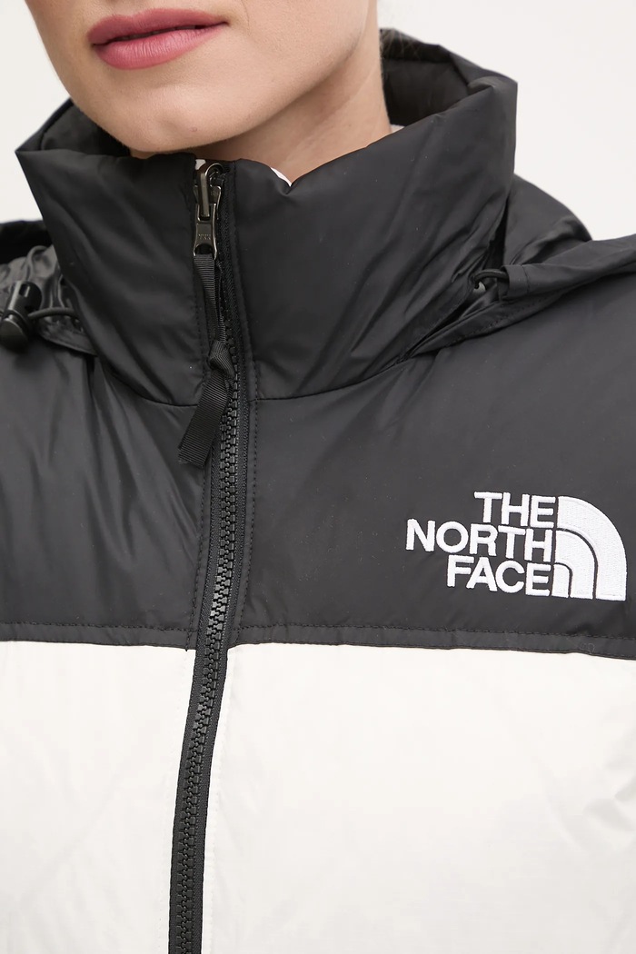 Péřová bunda The North Face 1996 Retro Nuptse NF0A3XEOROU1 bílá